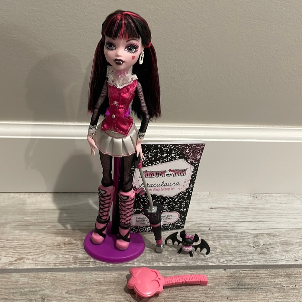 2009 Mattel Draculaura with all accessories shown